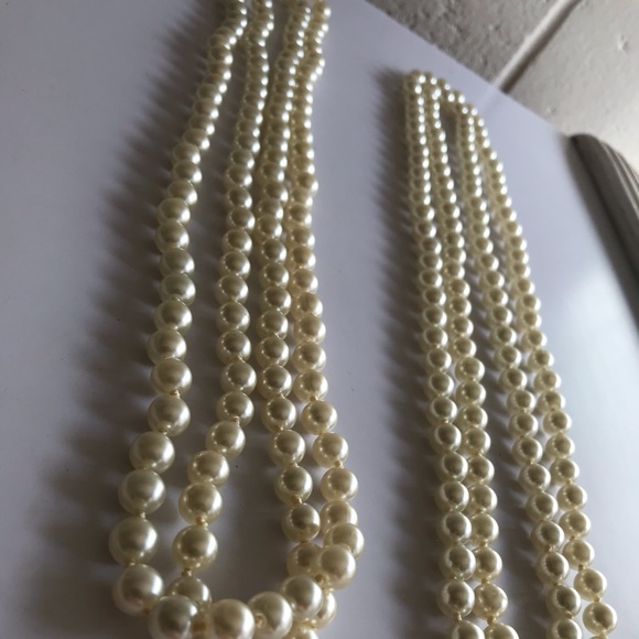2 LONG PEARL NECKLACES - Picture 3 of 8